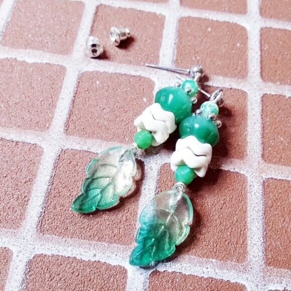 Refreshing & Energizing Vibes! Green & White Leaf Dangle Post Earrings! - Picture 1 of 8